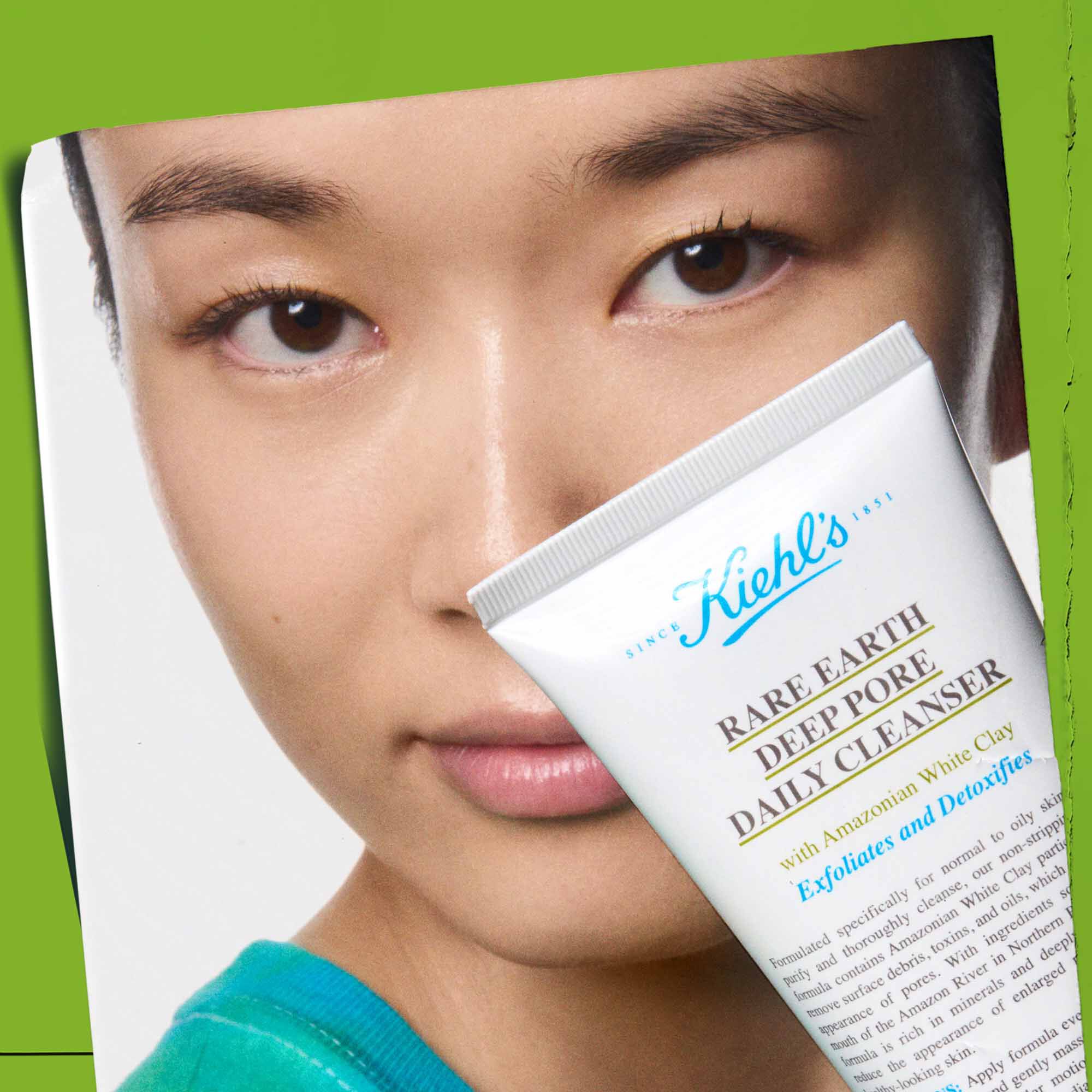 En person som holder en tube Rare Earth Deep Pore Daily Cleanser, som viser bruken.