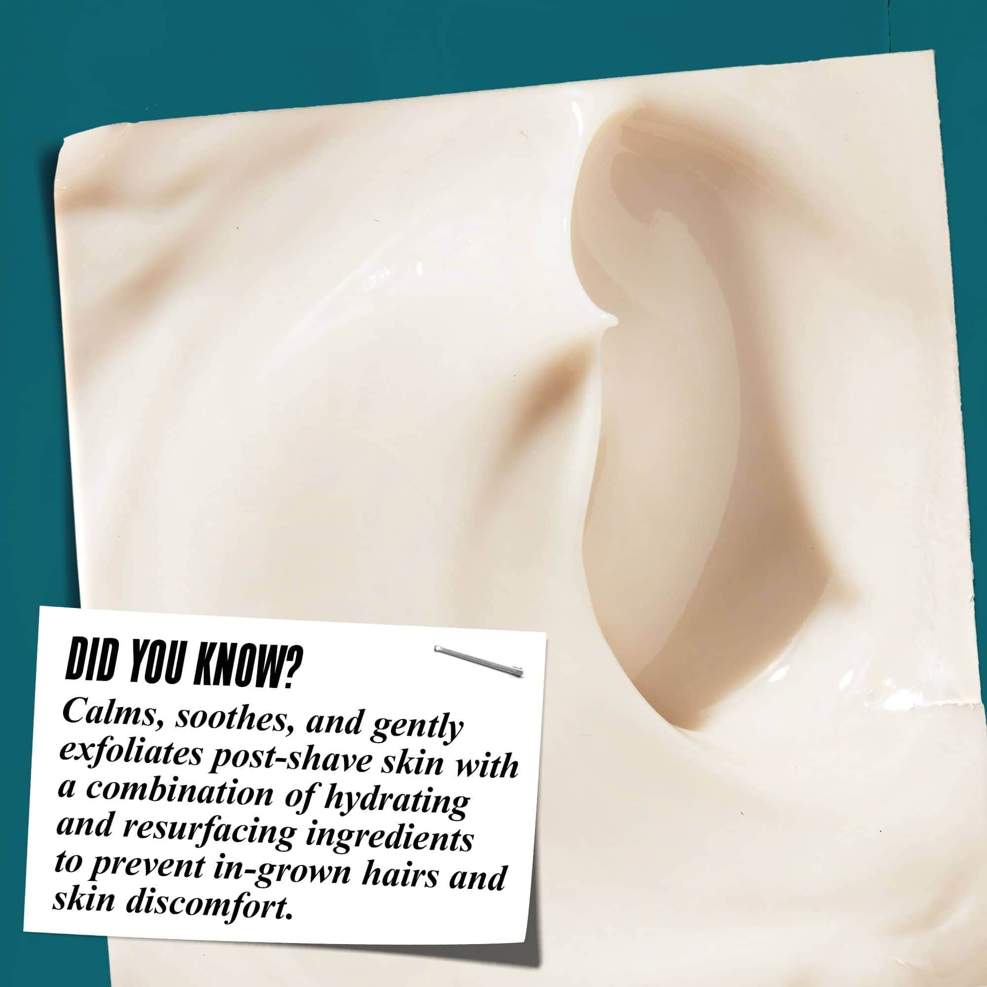 Naerbilde av Close Shavers Squadron Smooth Glider Precision Shave Lotion-tekstur. Teksten lyder "Visste du at? Roer ned, lindrer og eksfolierer huden skånsomt etter barbering med fuktighetsgivende og hudforyngende ingredienser for å redusere barberkviser og ubehag i huden."