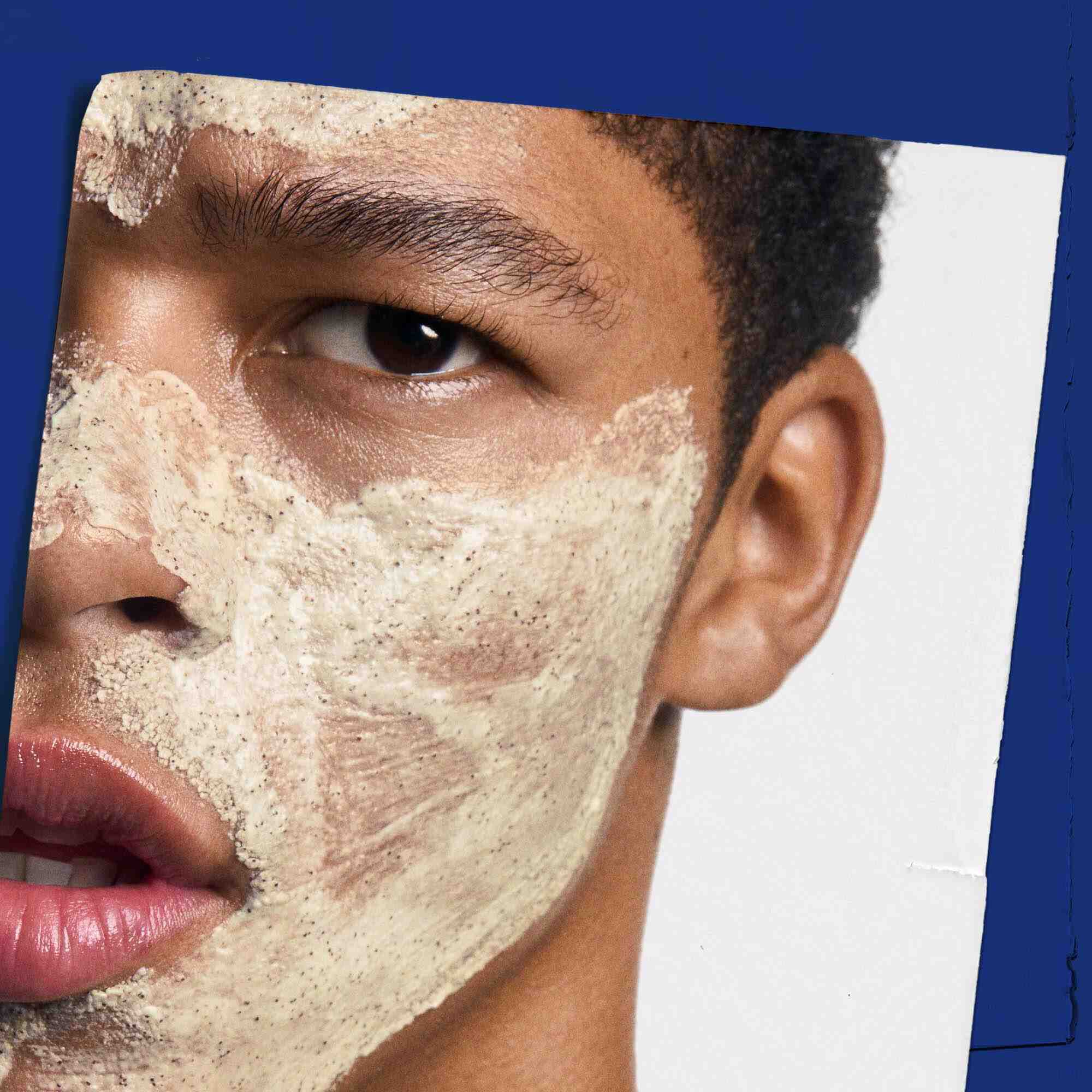 Facial Fuel Energizing Scrub påført i ansiktet, som viser bruken.