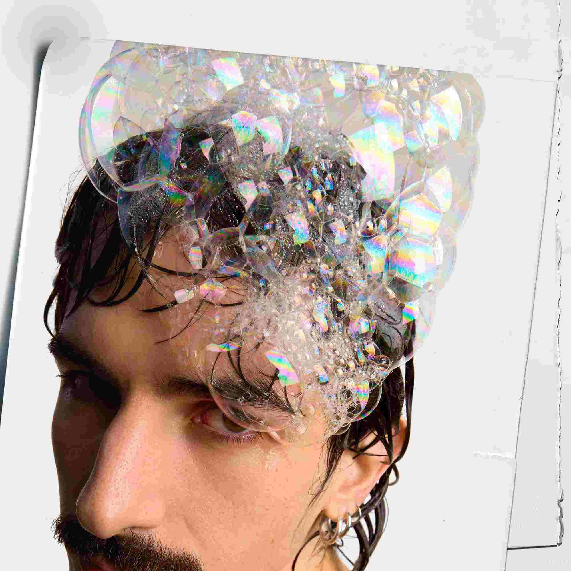 Modell med bobler på hodet fra Kiehl's Amino Acid Shampoo