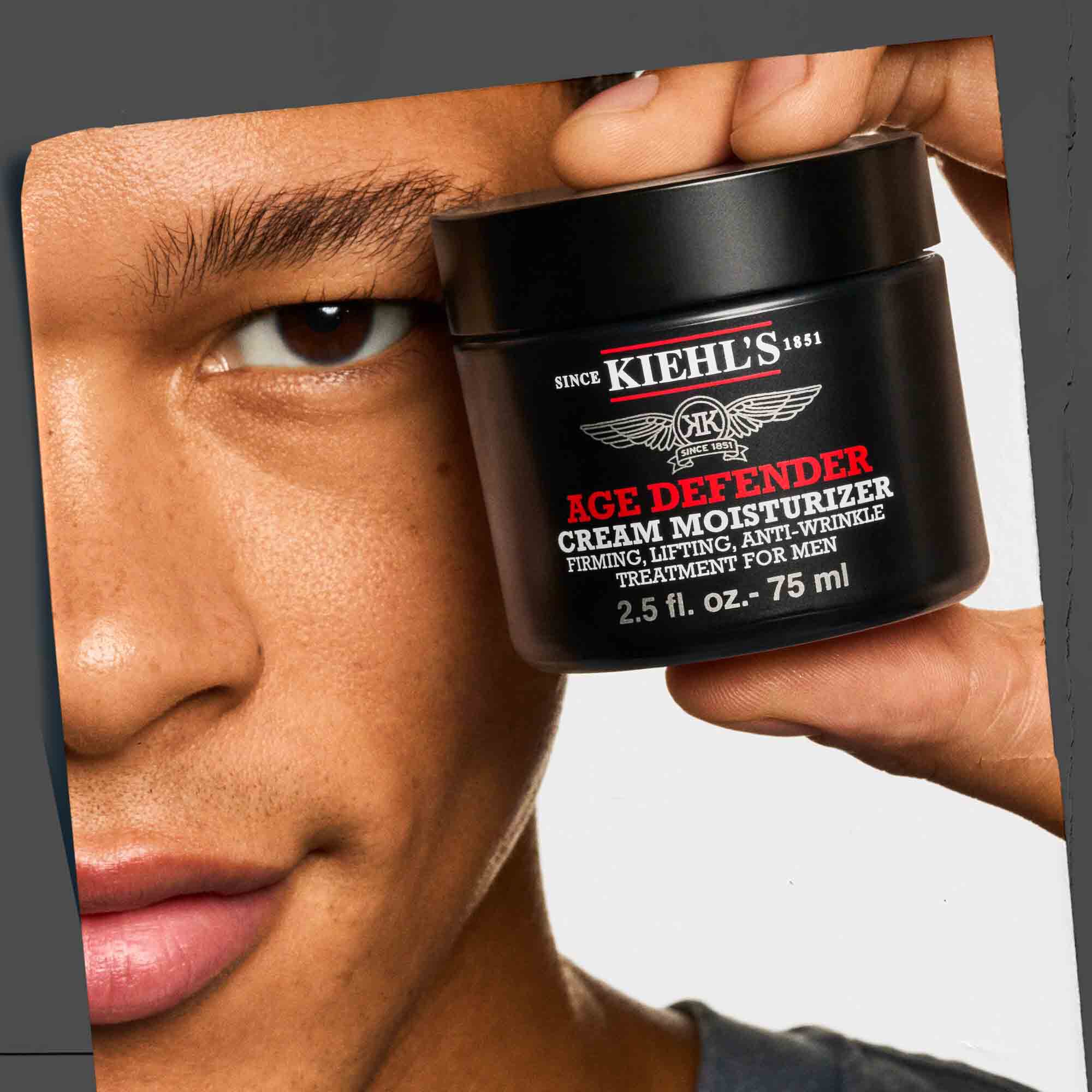 Age Defender Cream Moisturizer holdes i hånden, noe som viser brukervennligheten.