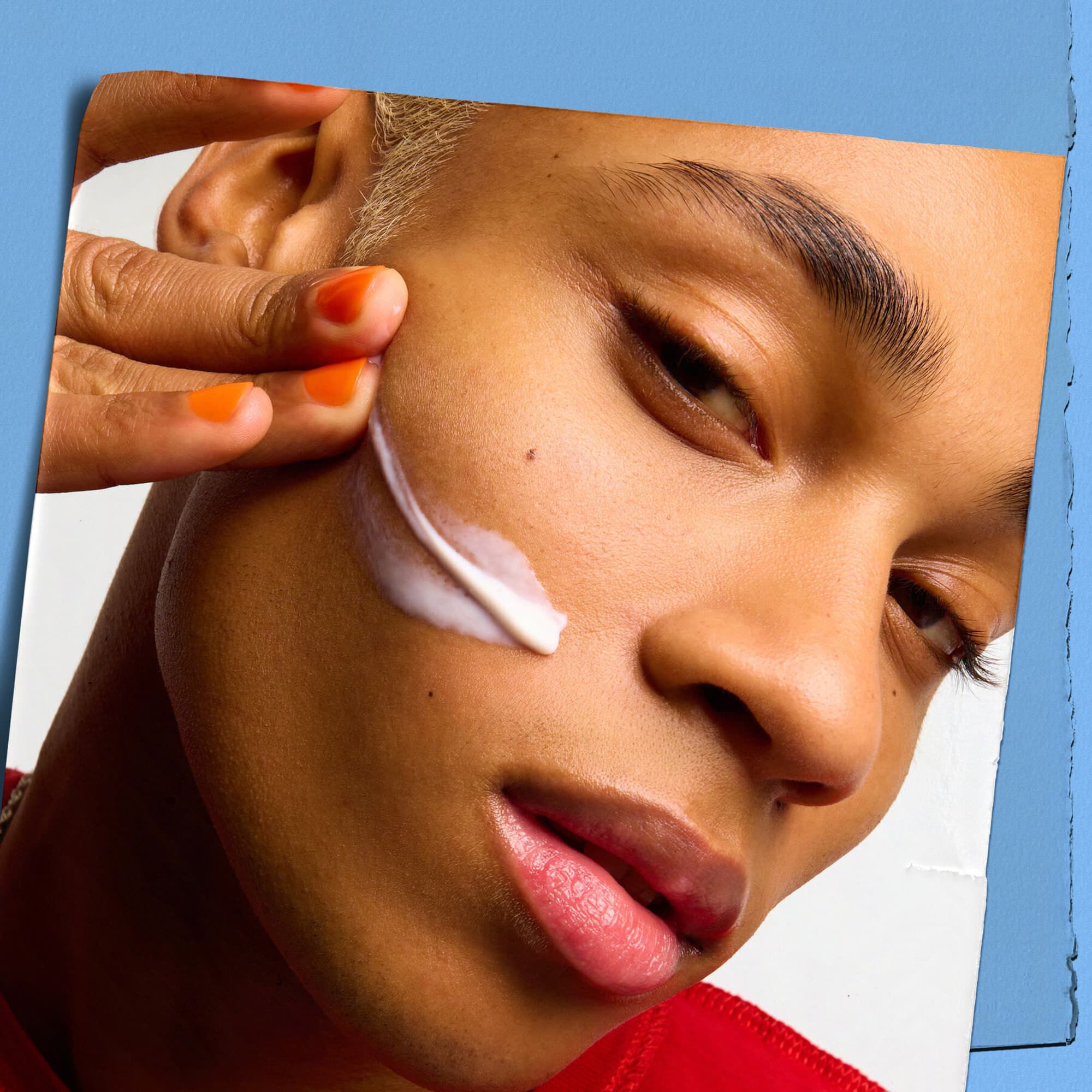 Modell med en teksturprøve av Kiehl's Ultra Facial Moisturizer i ansiktet