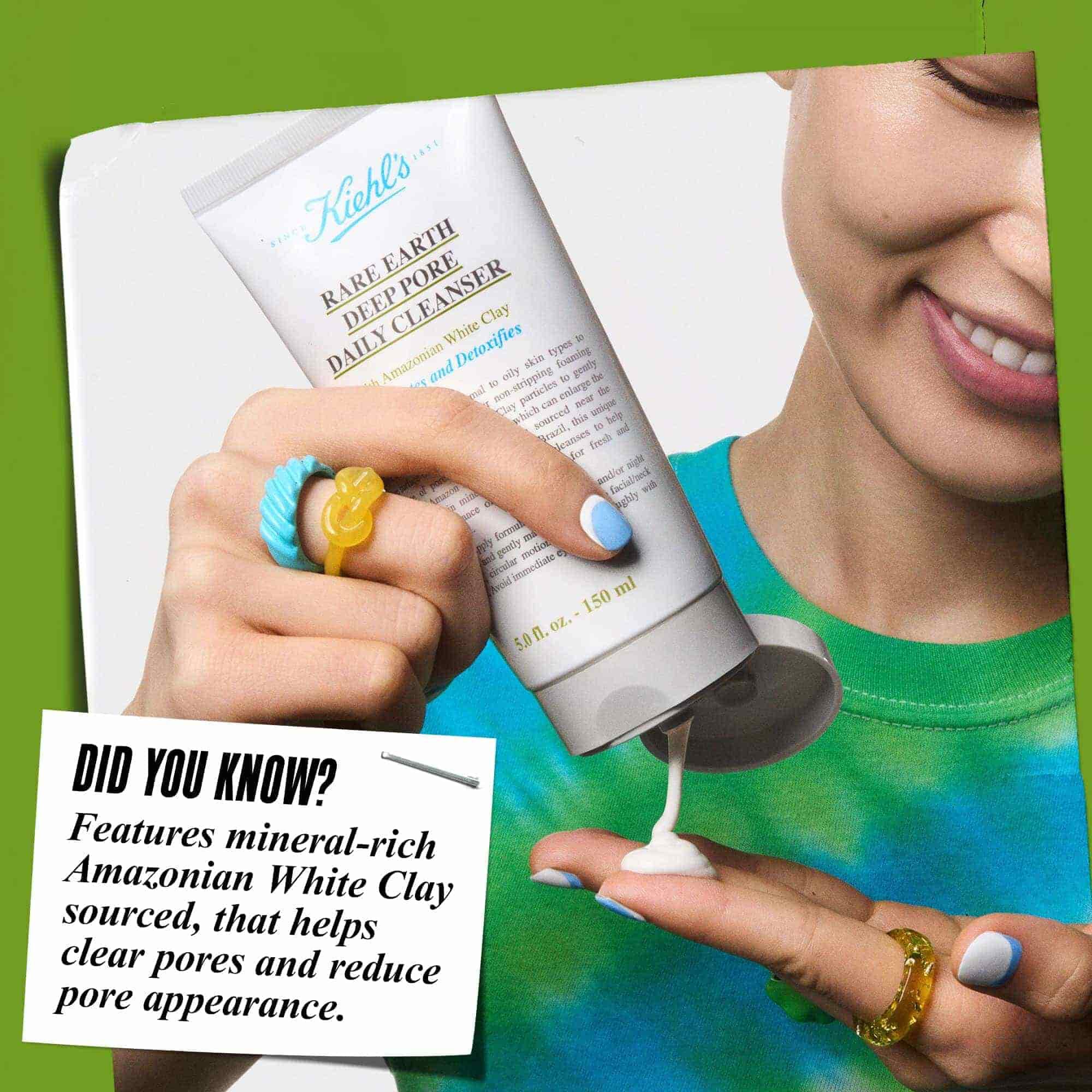 Hånd som doserer Rare Earth Deep Pore Daily Cleanser på fingertuppene. Teksten lyder: "Visste du at? Formulert med hvit leire fra Amazonas som bidrar til å rense porene og redusere porenes synlighet."