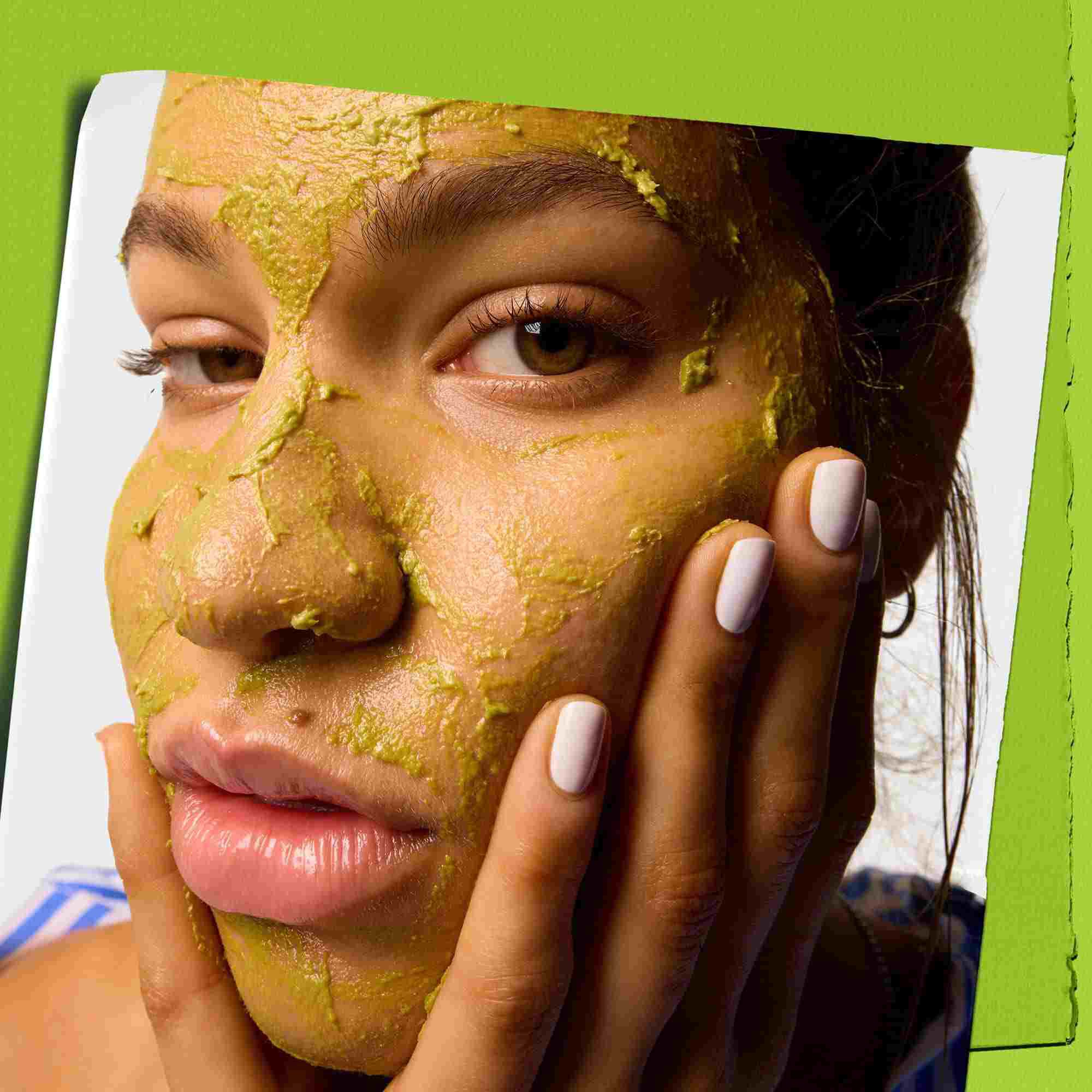Modell som bruker Kiehl's Avocado Nourishing Hydration Mask i ansiktet