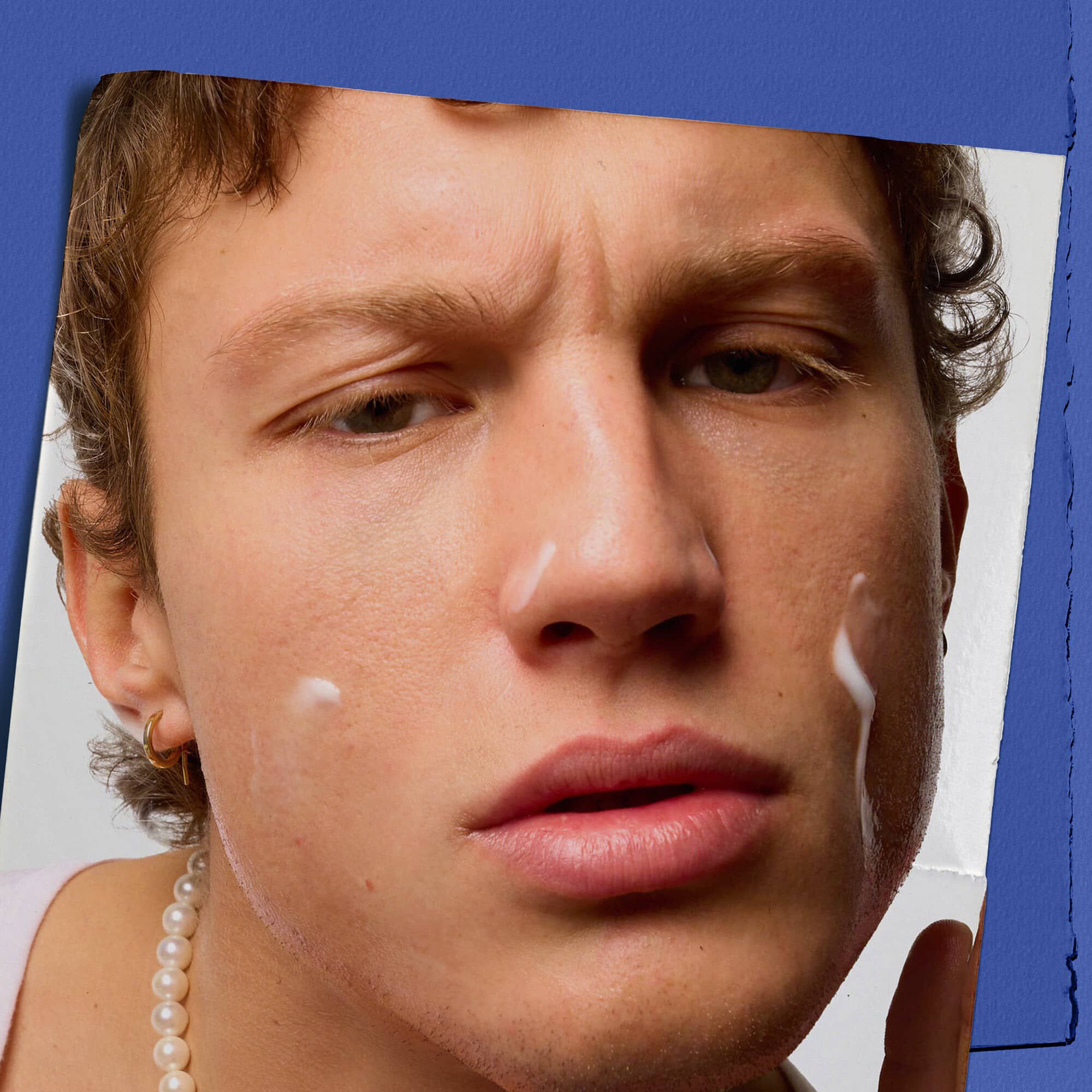 Modell som bruker Facial Fuel Energizing Moisture Treatment for menn i ansiktet