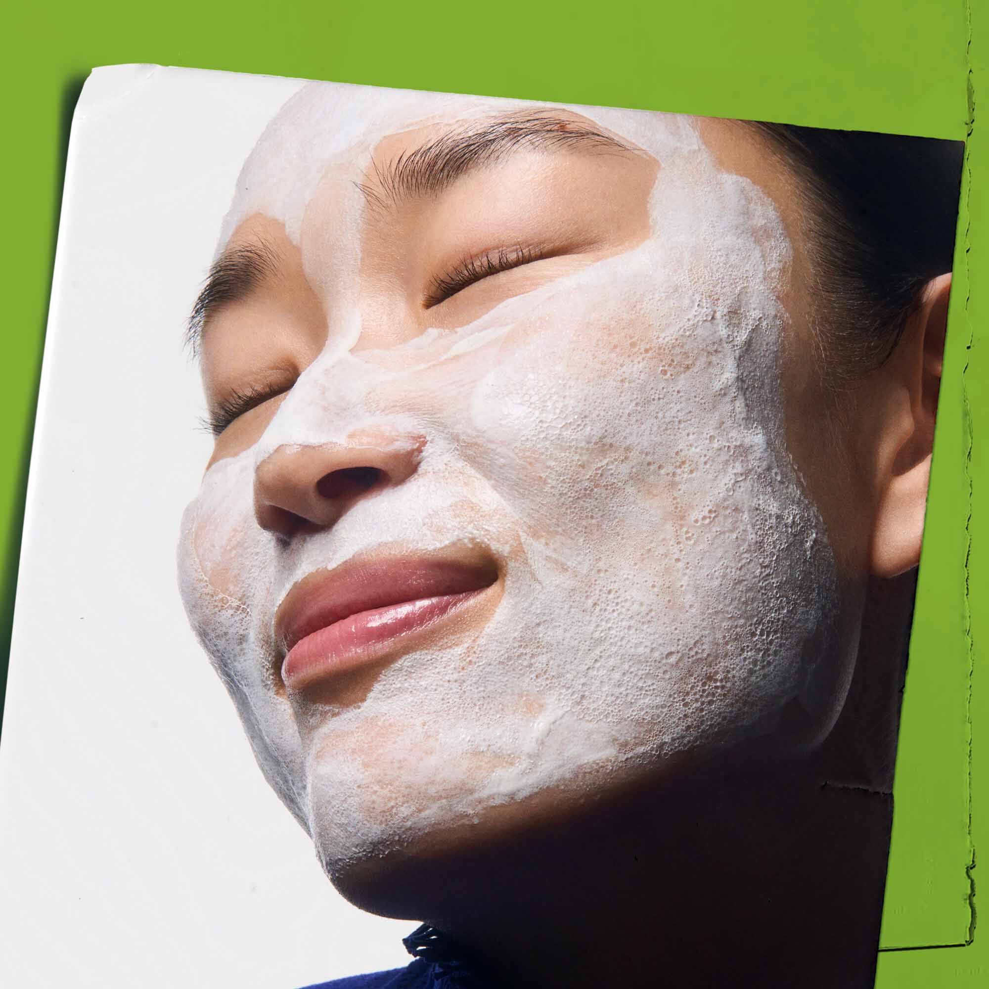 Rare Earth Deep Pore Daily Cleanser påført i ansiktet.