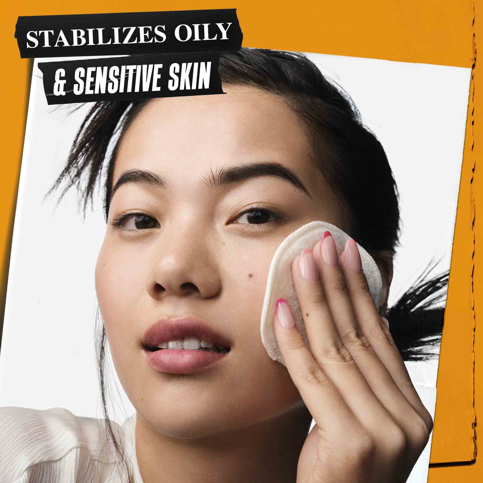 En person som påfører Calendula Herbal-Extract Toner på huden. Teksten understreker evnen til å stabilisere fet og sensitiv hud.