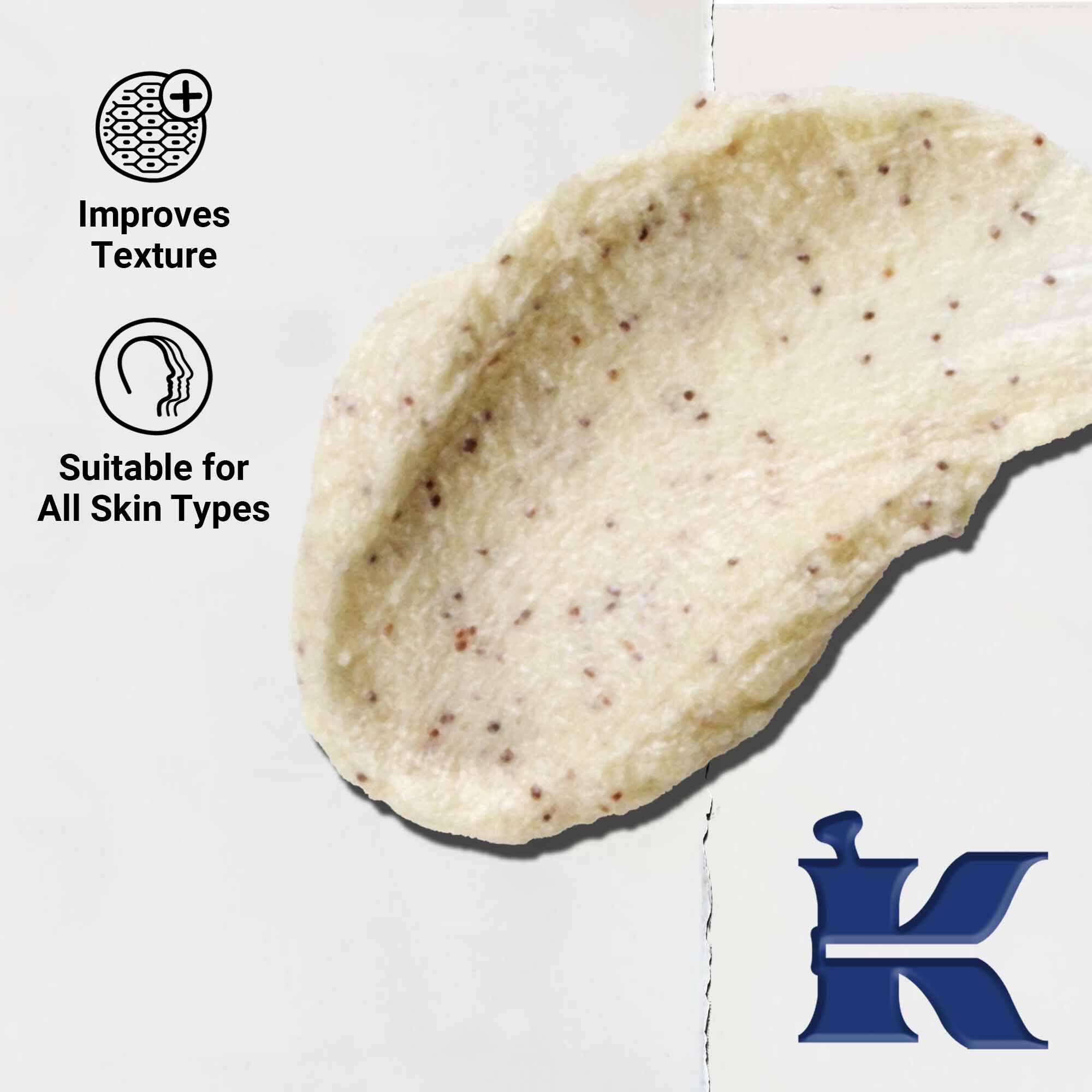 Naerbilde av Facial Fuel Energizing Scrub-tekstur; tekst fremhever at den passer for alle hudtyper og gir oppfriskende eksfoliering.