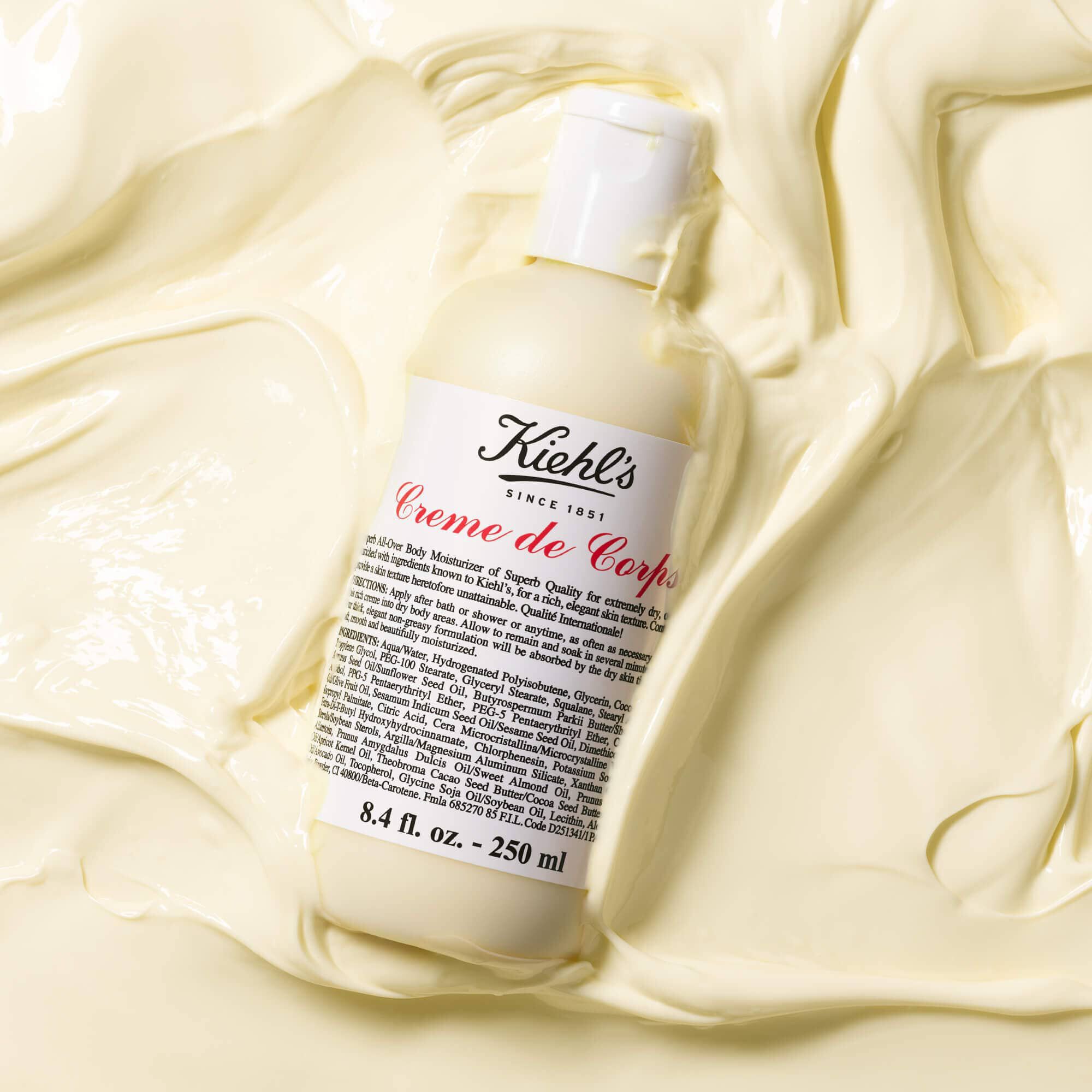 Flaske med Kiehl's Creme de Corps i en stor mengde teksturert bodylotion