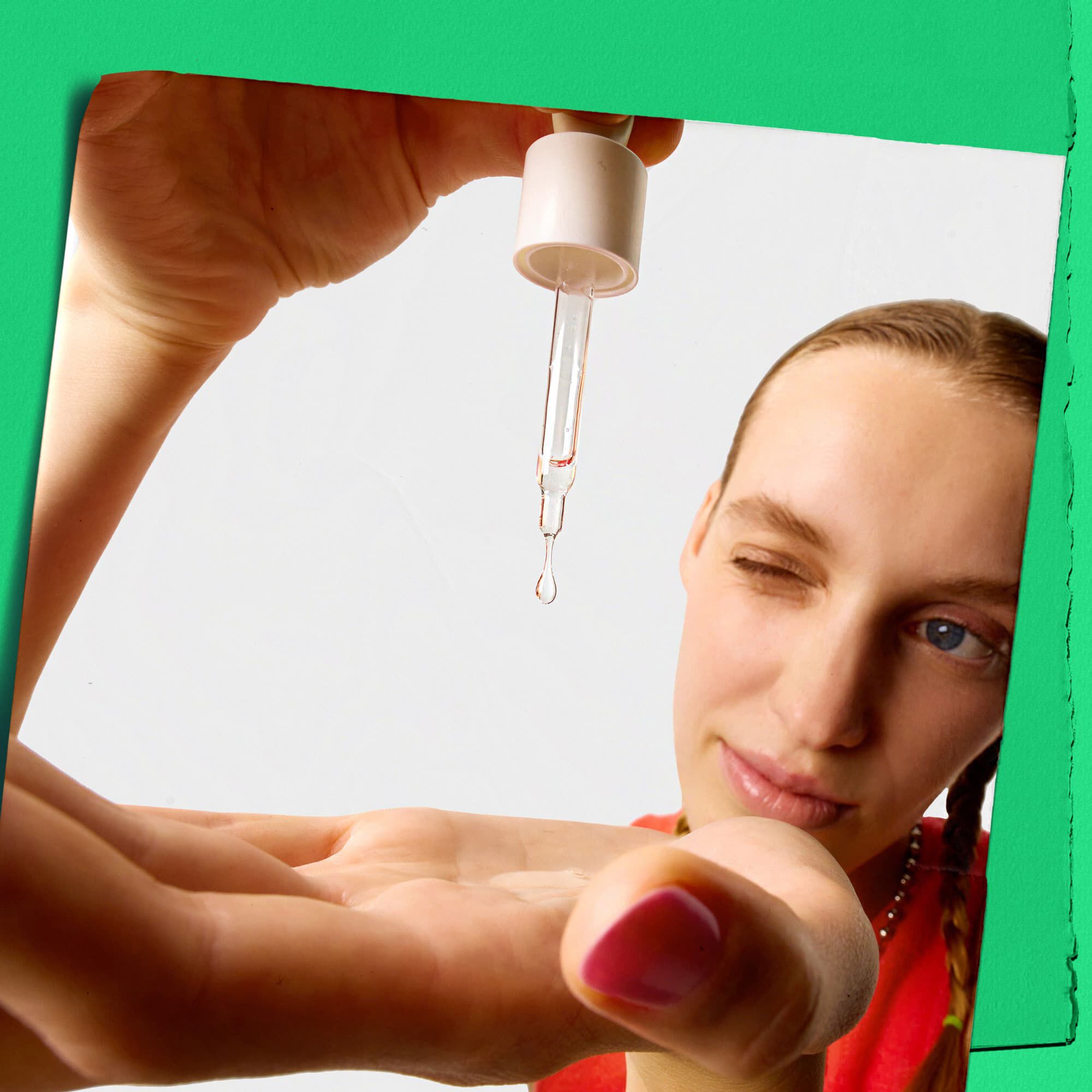 Modell som drypper Kiehl's Ultra Pure High-Potency Serum på hånden