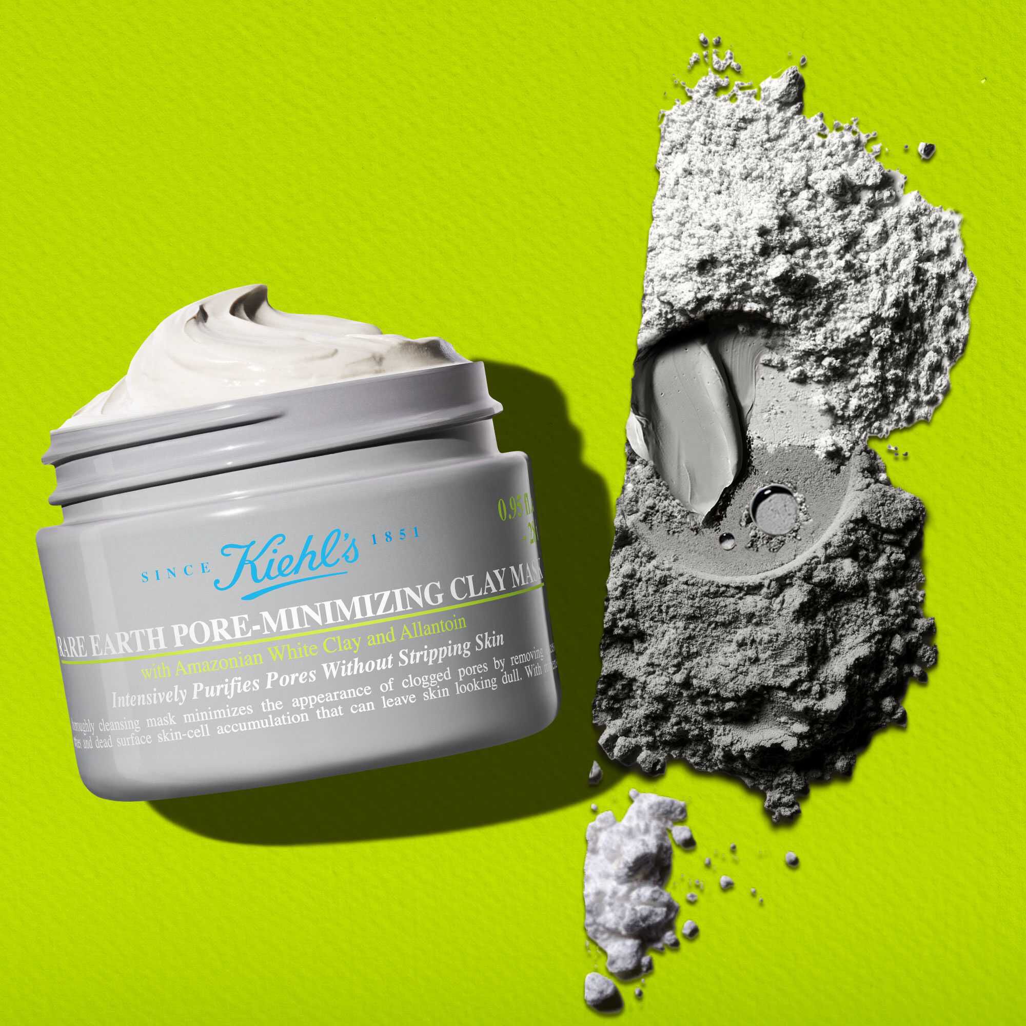 Inneholder rettferdig handlet hvit leire fra Amazonas, 96 % biologisk nedbrytbar formel og krukker av 30 % resirkulert plast (PCR)