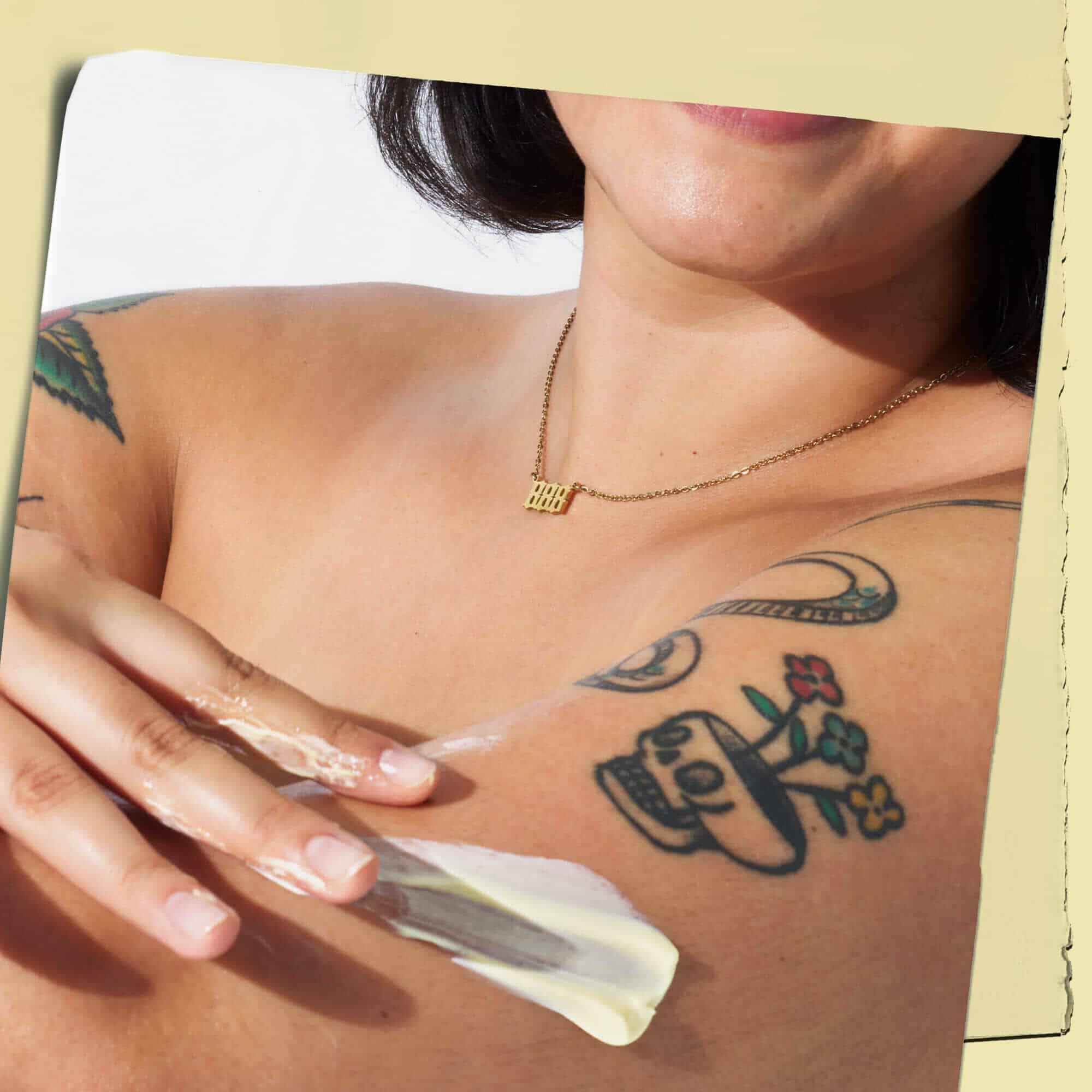 Tatovert modell med teksturen av Kiehl's Creme de Corps bodylotion på huden