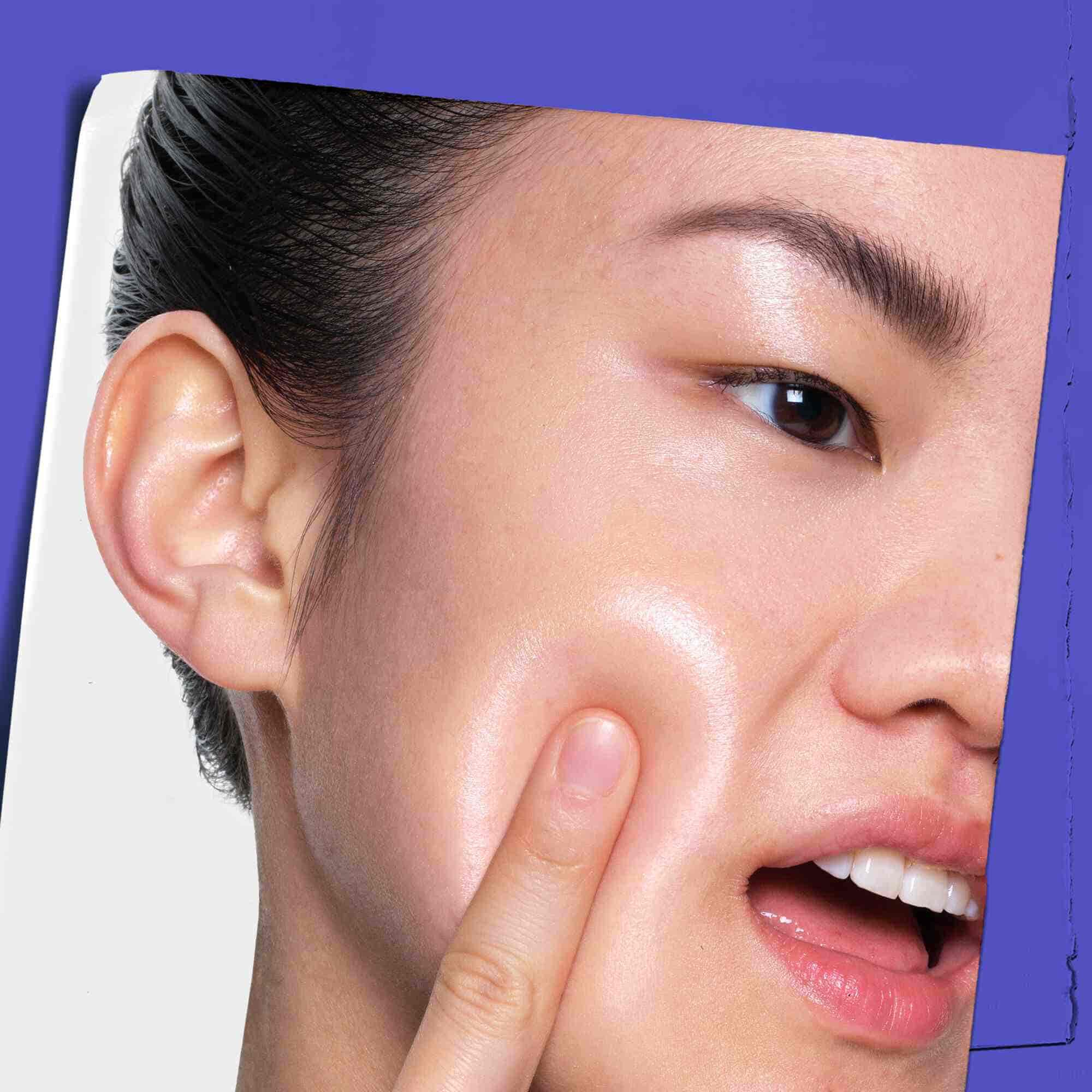 En person som påfører Clearly Corrective Dark Spot Solution på huden.