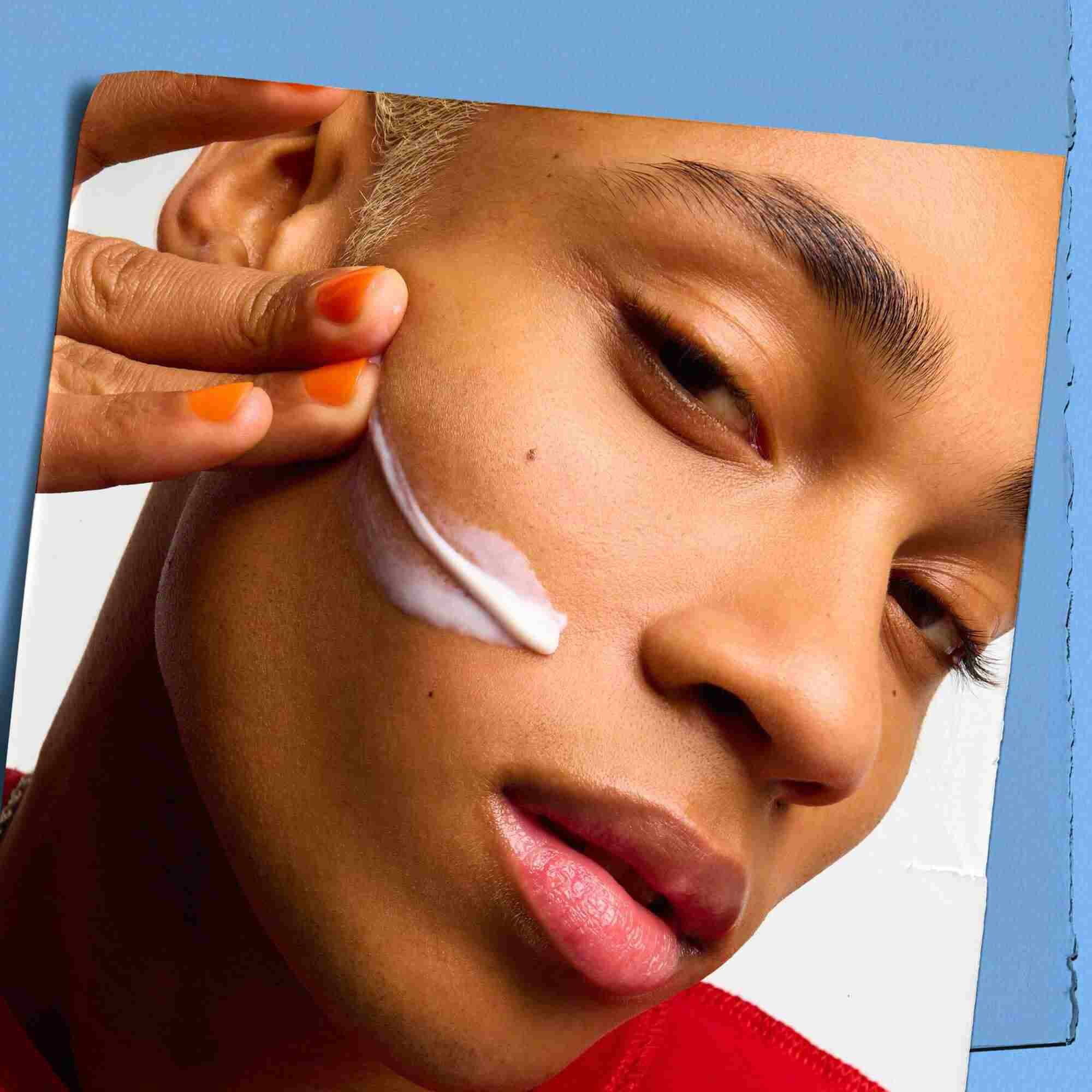 Modell med en teksturprøve av Kiehl's Ultra Facial Moisturizer i ansiktet