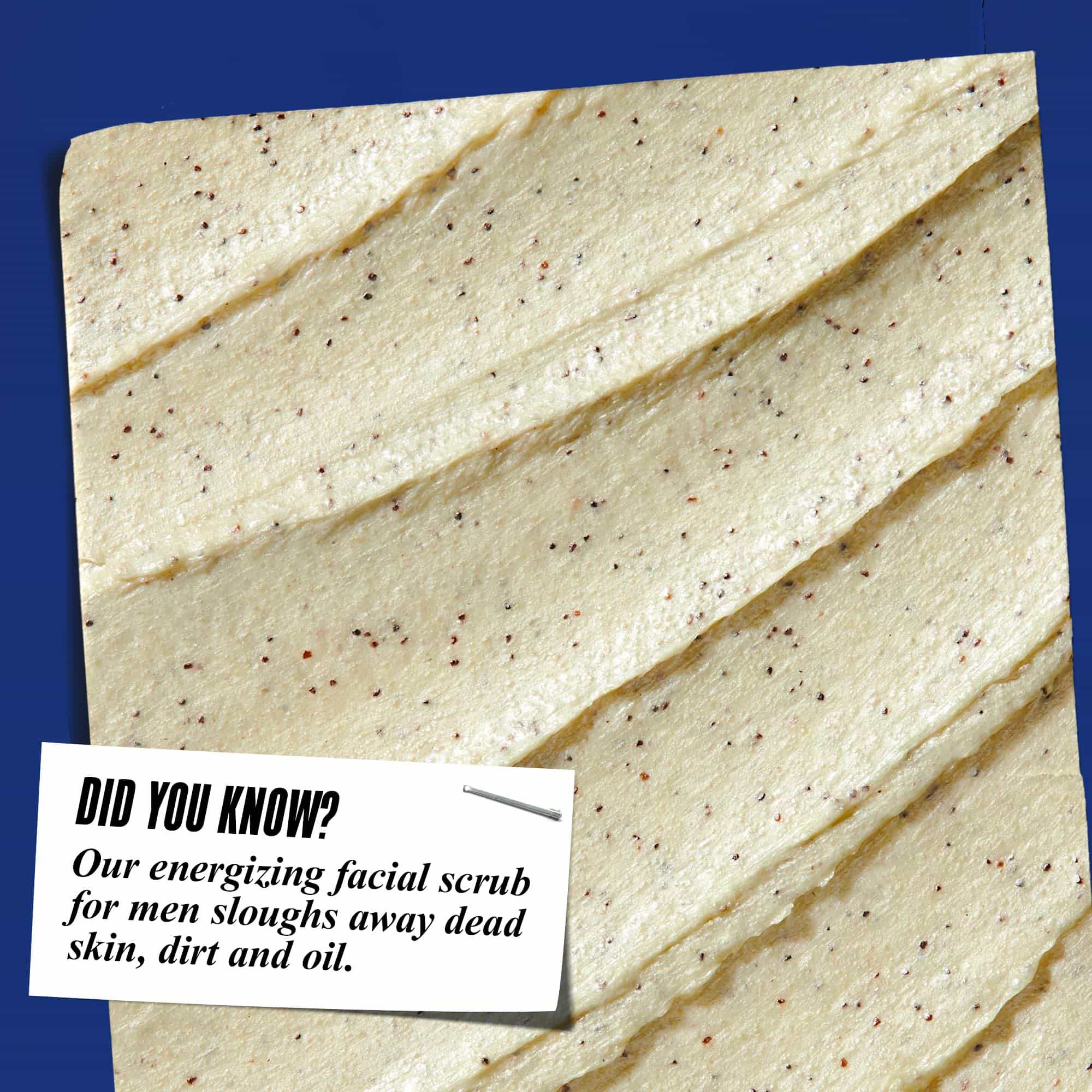 Naerbilde av Facial Fuel Energizing Scrub-tekstur. Teksten lyder: "Visste du at? Vår oppfriskende ansiktsskrubb for menn fjerner død hud, smuss og olje."