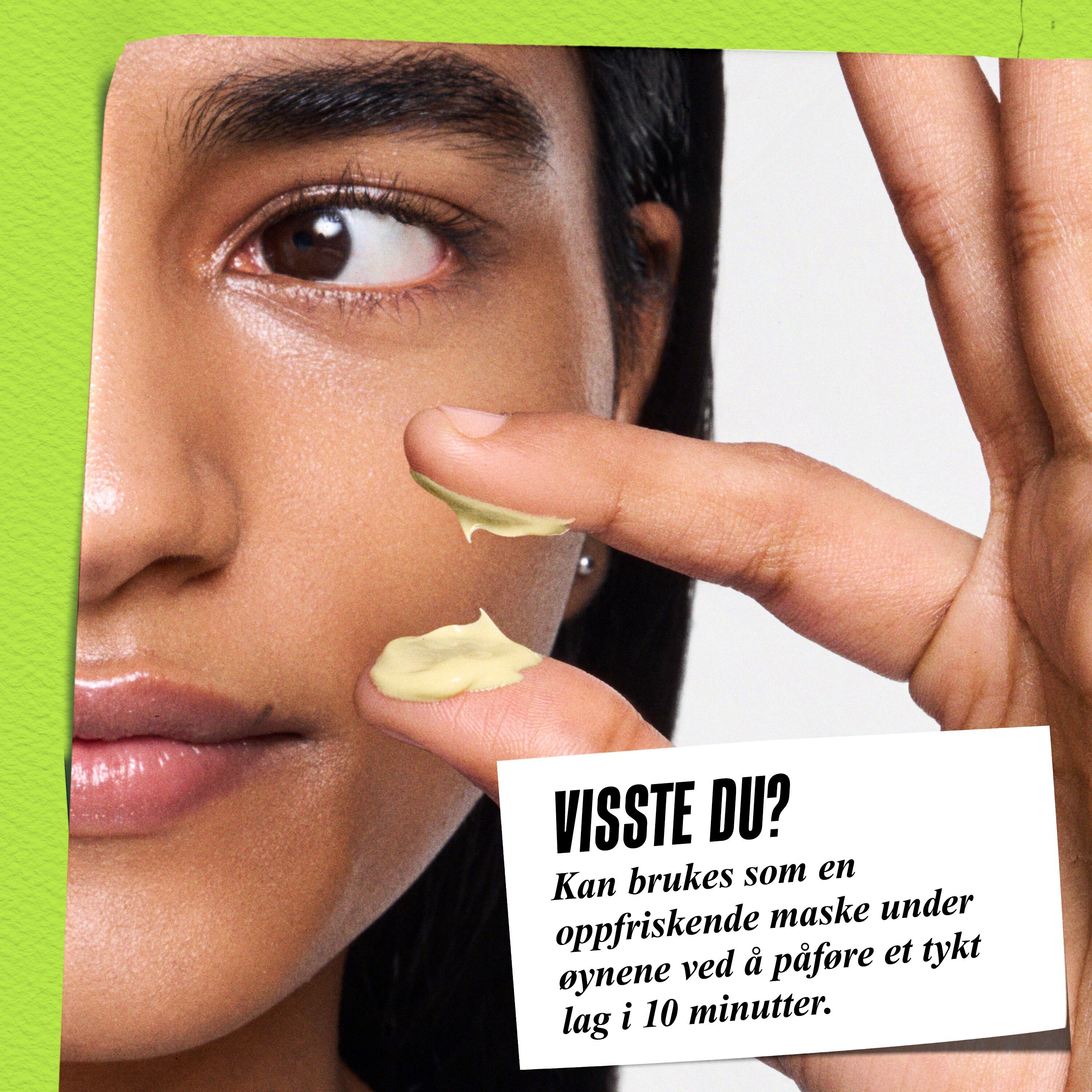 Modell som holder en krukke med Kiehl's Creamy Eye Treatment with Avocado